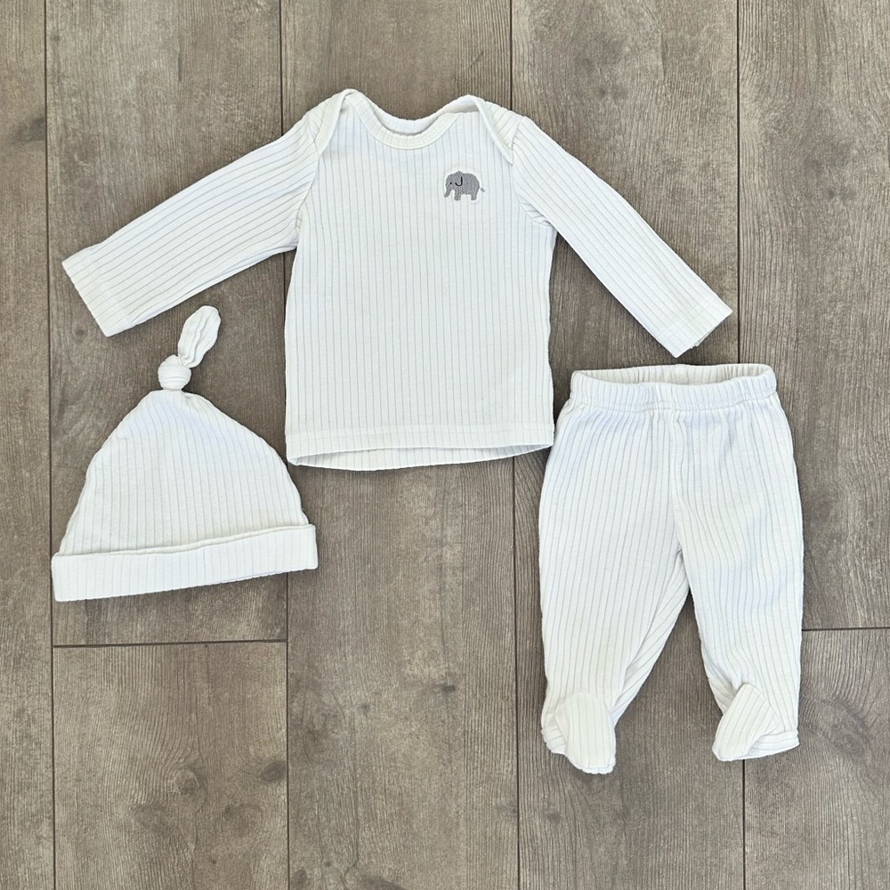 Carter’s Newborn Baby Boy 3 Pc White Matching Outfit Set
Euc